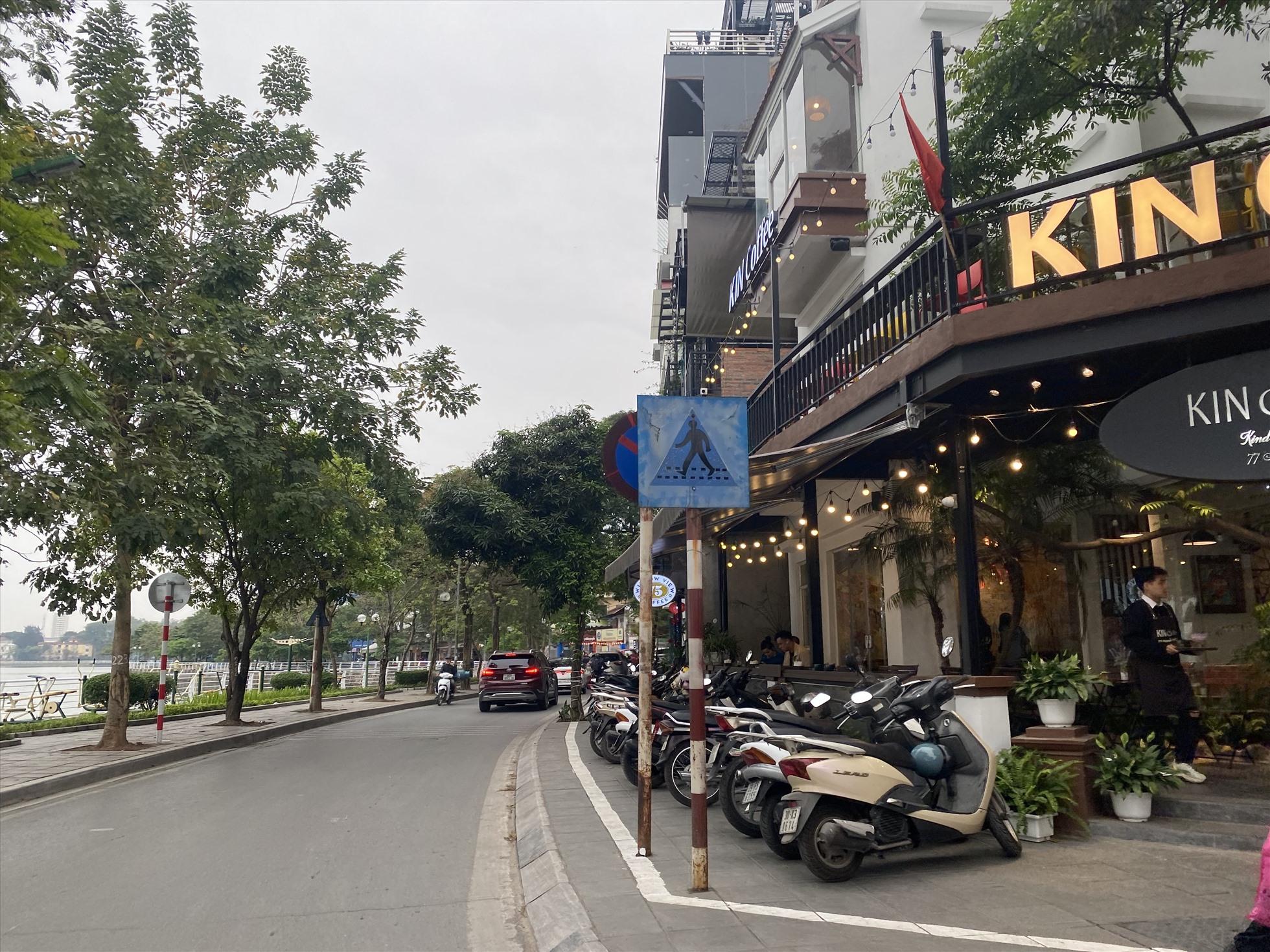 Các chủ kinh doanh tuân thủ chỉ sử dụng phần diện tích vỉa hè được kẻ sơn. Ảnh: Vĩnh Hoàng