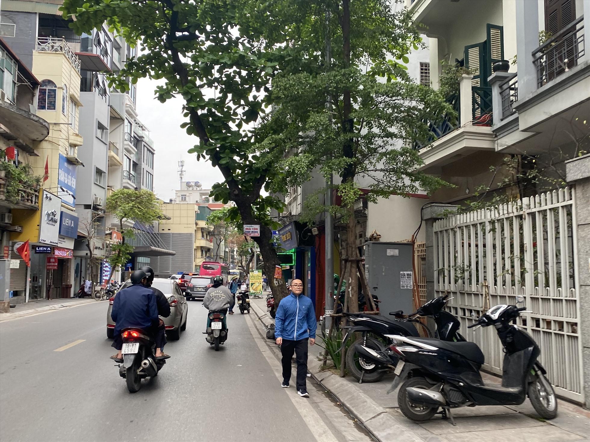 Tình trạng lấn chiếm vỉa hè đẩy người đi bộ xuống lòng đường trên phố Thuỵ Khuê. Ảnh: Vĩnh Hoàng