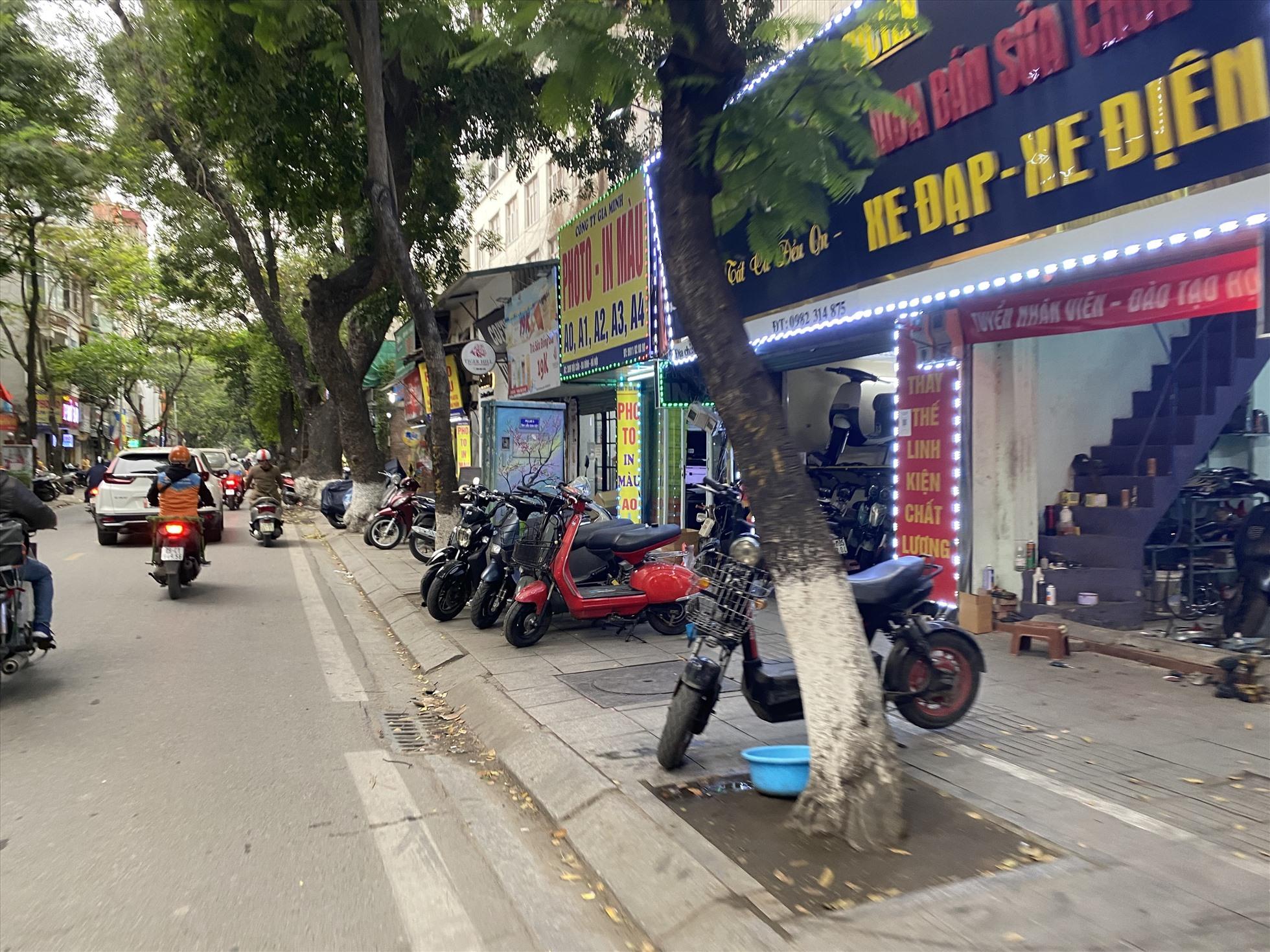 Tình trạng lấn chiếm vỉa hè trên phố Đội Cấn cũng diễn ra thường xuyên. Ảnh: Vĩnh Hoàng