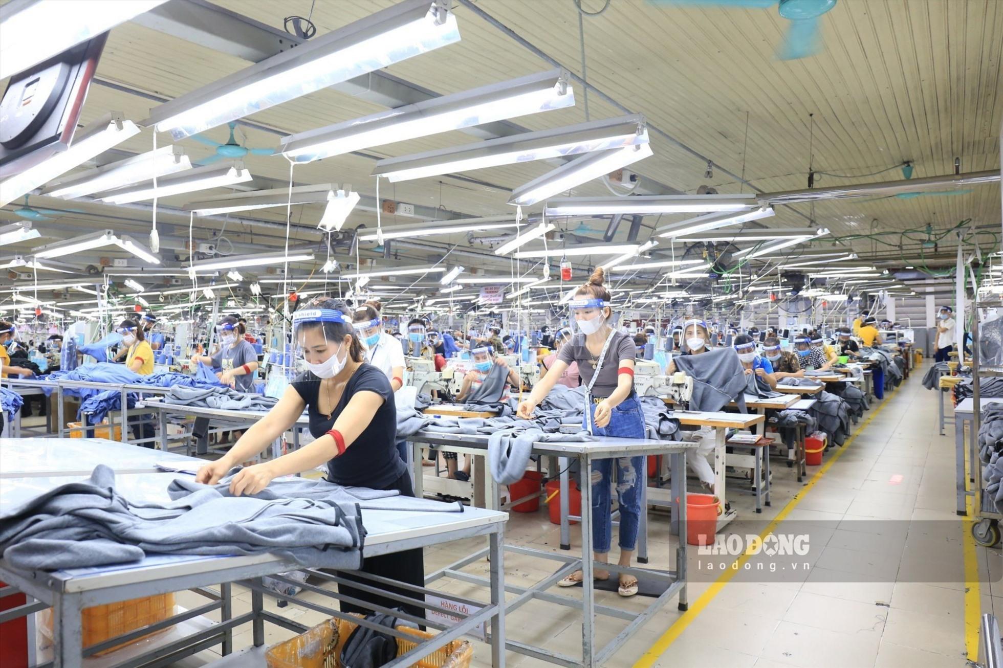Công nhân làm việc trong KCN ở Bắc Giang. Ảnh: Nguyễn Kế