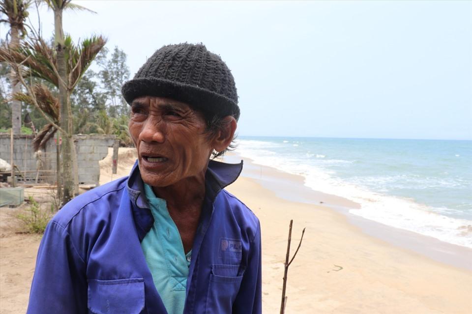 Ông Nguyễn Văn Biết (Khối phố Thịnh Mỹ, TP Hội An) đau đớn nhìn từng mét đất trôi ra biển.