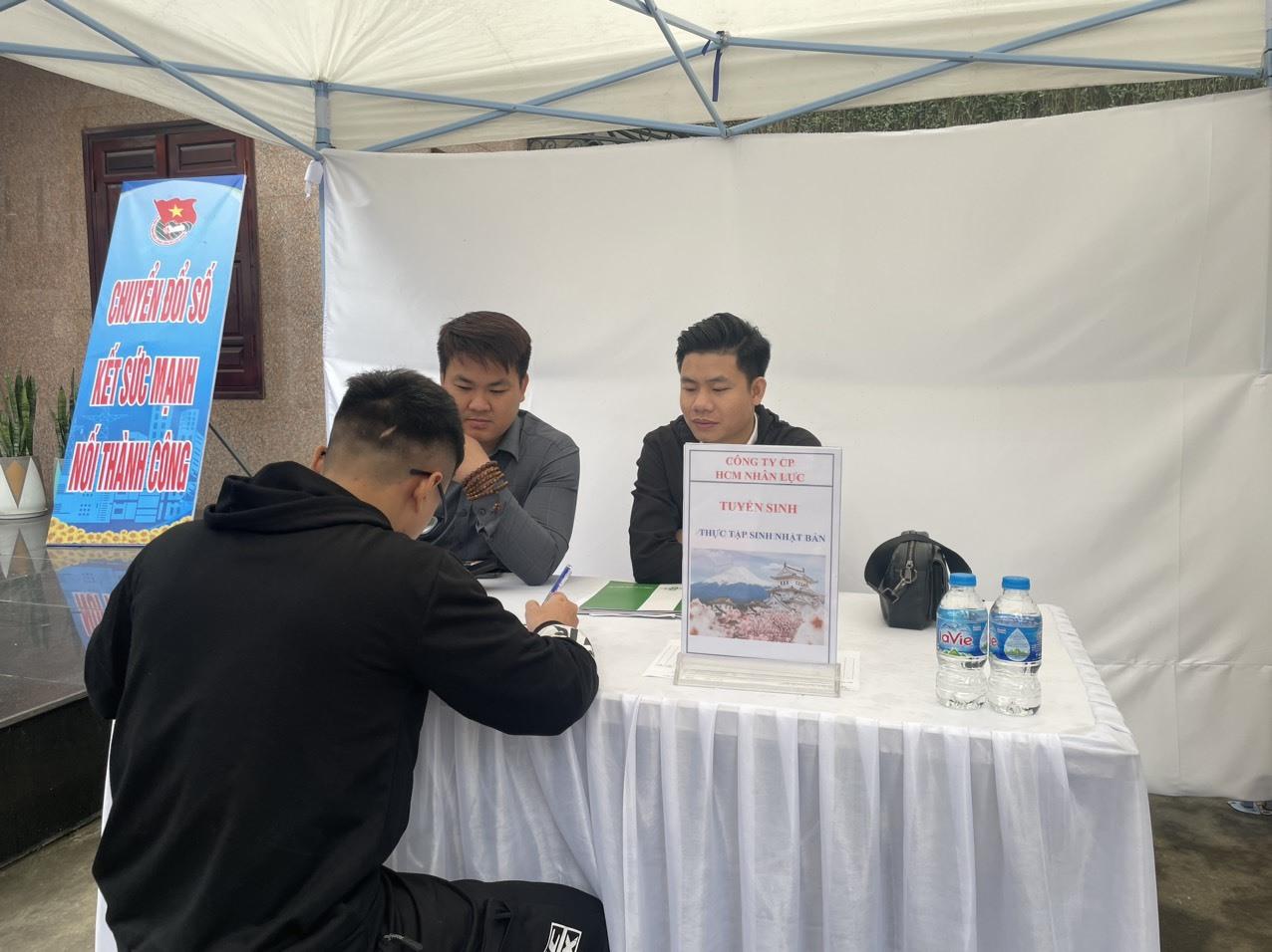 Ngoài làm thủ tục nhận trợ cấp thất nghiệp, người lao động còn có thể tìm kiếm việc làm tại Trung tâm Dịch vụ việc làm Hà Nội. Ảnh: Lương Hạnh.