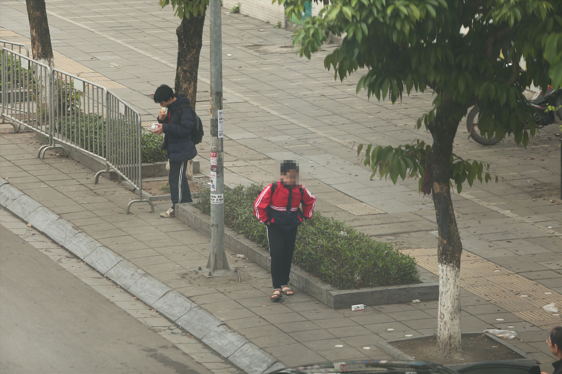 Các em học sinh di chuyển thông thoáng trên vỉa hè. Ảnh: Vĩnh Hoàng