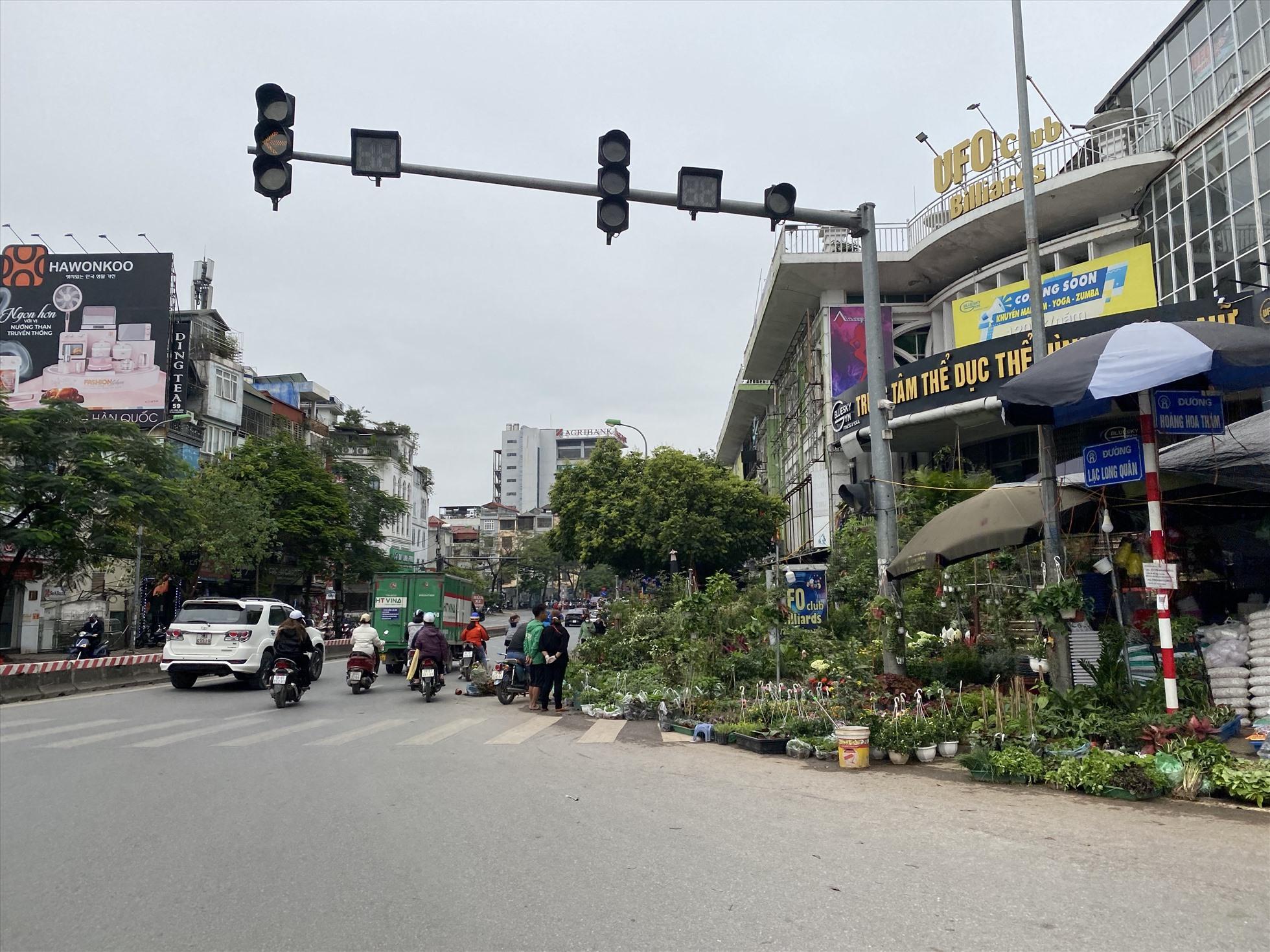 Tình trạng lấn chiếm vỉa hè trên đường Lạc Long Quân. Ảnh: Vĩnh Hoàng