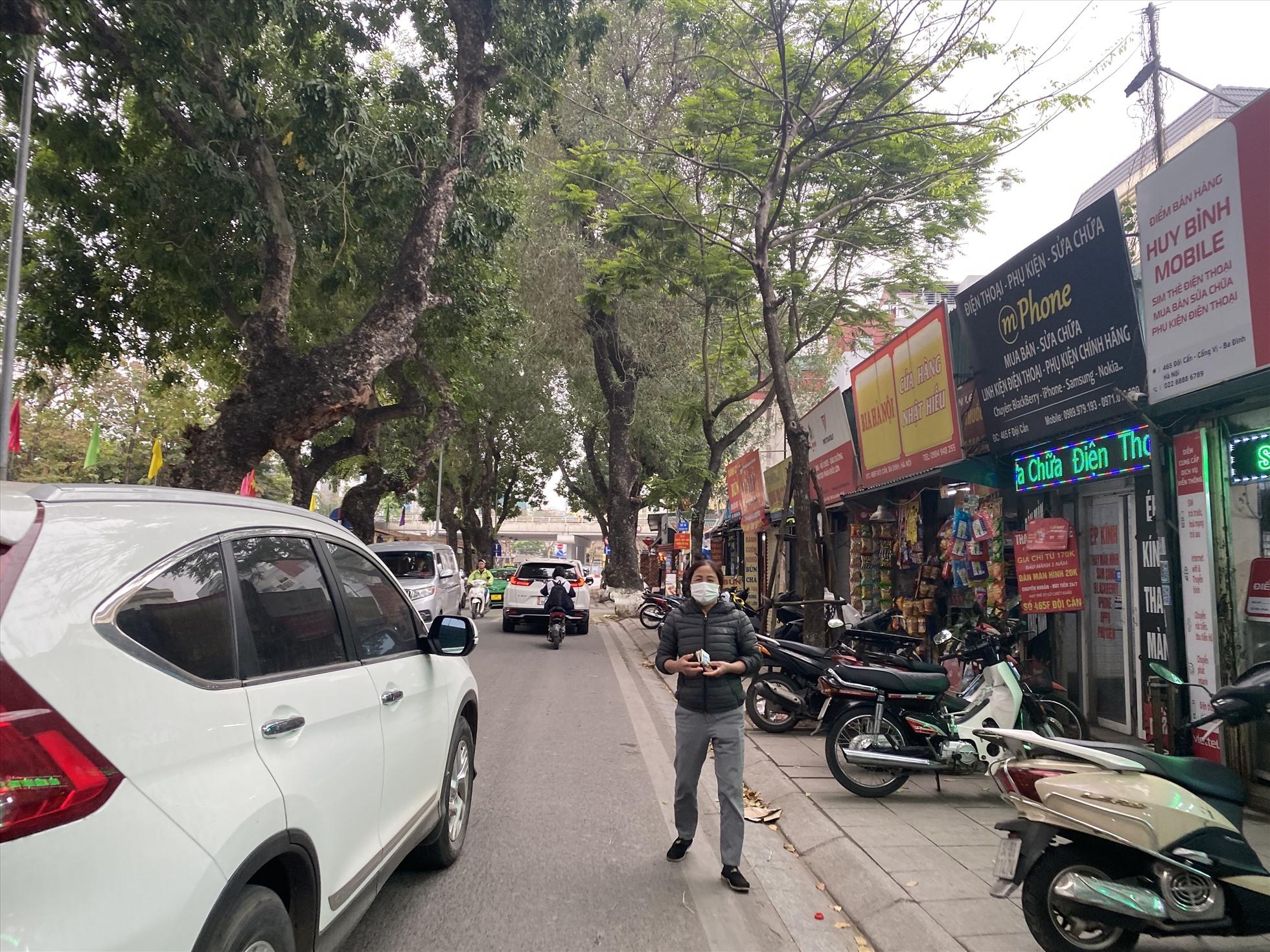 Tình trạng lấn chiếm vỉa hè trên phố Đội Cấn cũng diễn ra thường xuyên. Ảnh: Vĩnh Hoàng