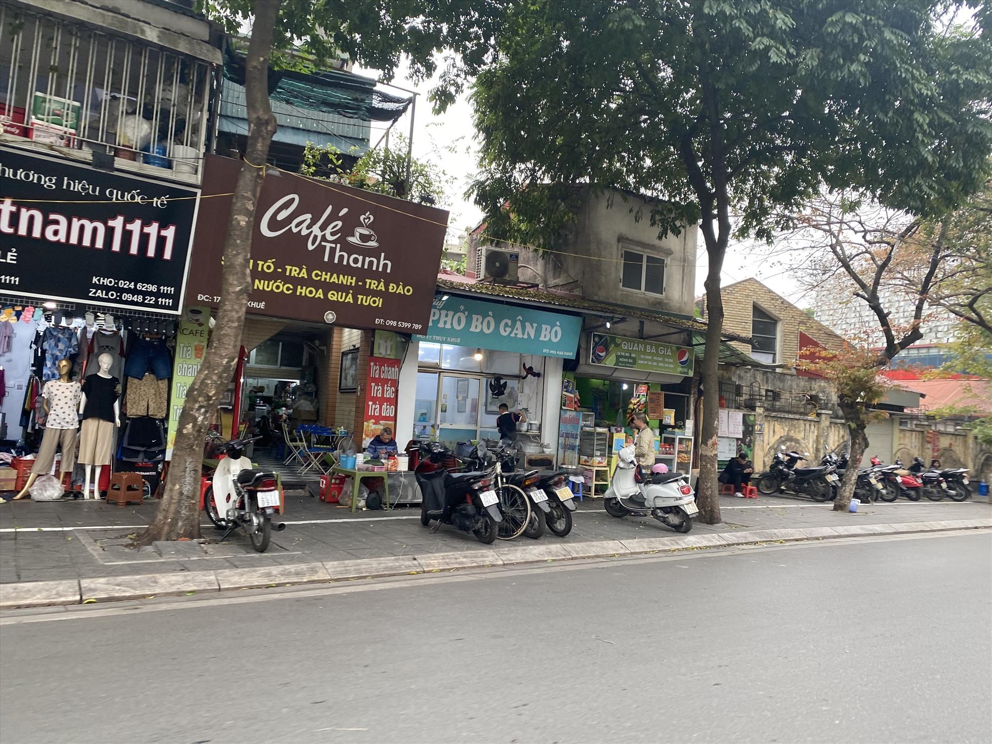 Tình trạng lấn chiếm vỉa hè đẩy người đi bộ xuống lòng đường trên phố Thuỵ Khuê. Ảnh: Vĩnh Hoàng