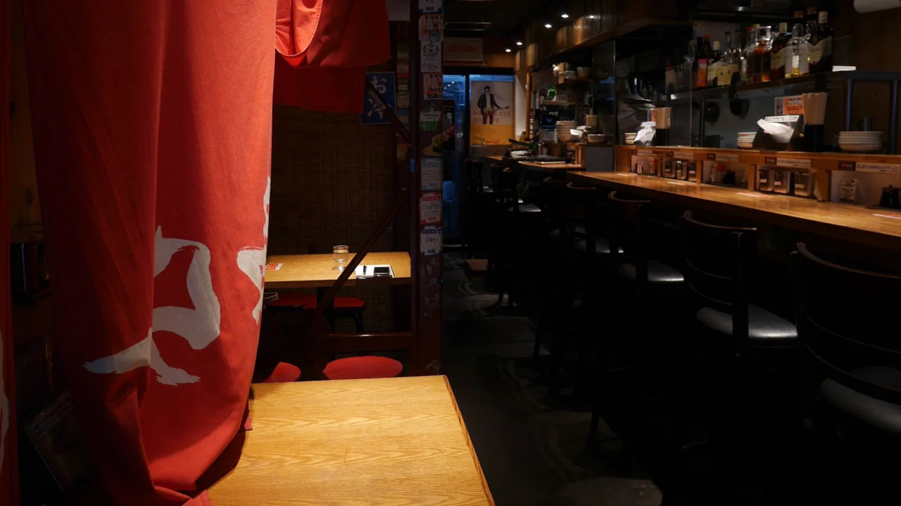 mot nha hang ramen tai tokyo cam khach hang su dung dien thoai trong khi dung bua 1