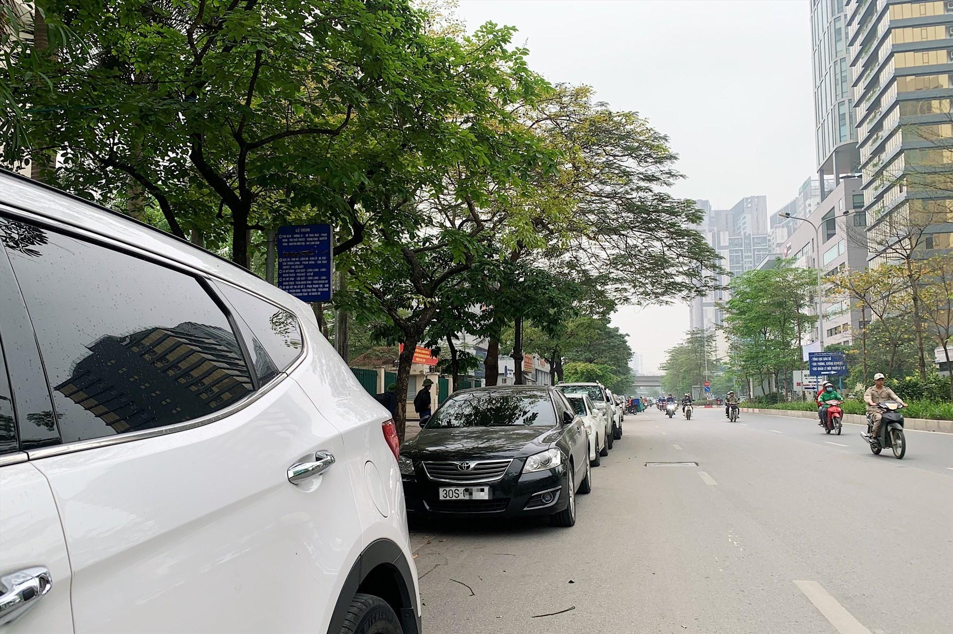 Ôtô đỗ thành hàng dài trên vỉa hè, dưới lòng đường tại đường Tôn Thất Thuyết. Ảnh: Thu Hiền