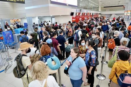 Sân bay Nội Bài sẵn sàng phục vụ cao điểm 96.000 lượt khách/ngày trong đợt  nghỉ lễ 30/4-1/5 | Báo Pháp luật Việt Nam điện tử