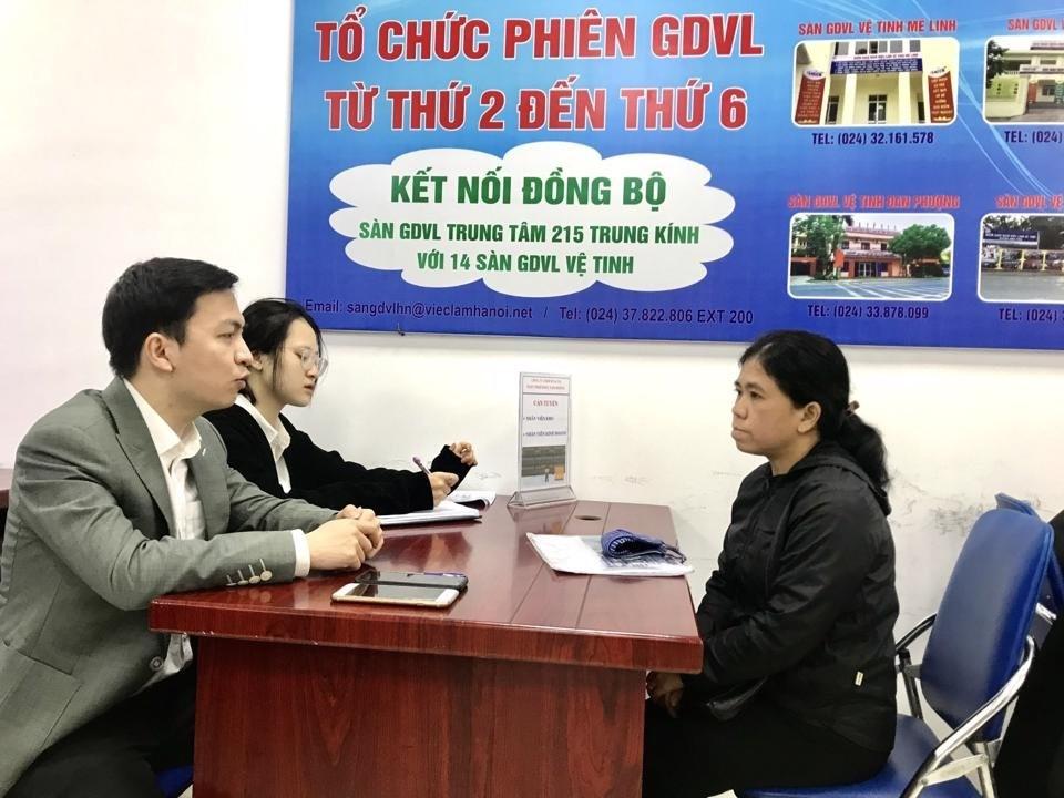 Chị Na (bên phải) làm hồ sơ nhận trợ cấp thất nghiệp và tìm việc làm mới. Ảnh: Lương Hạnh.