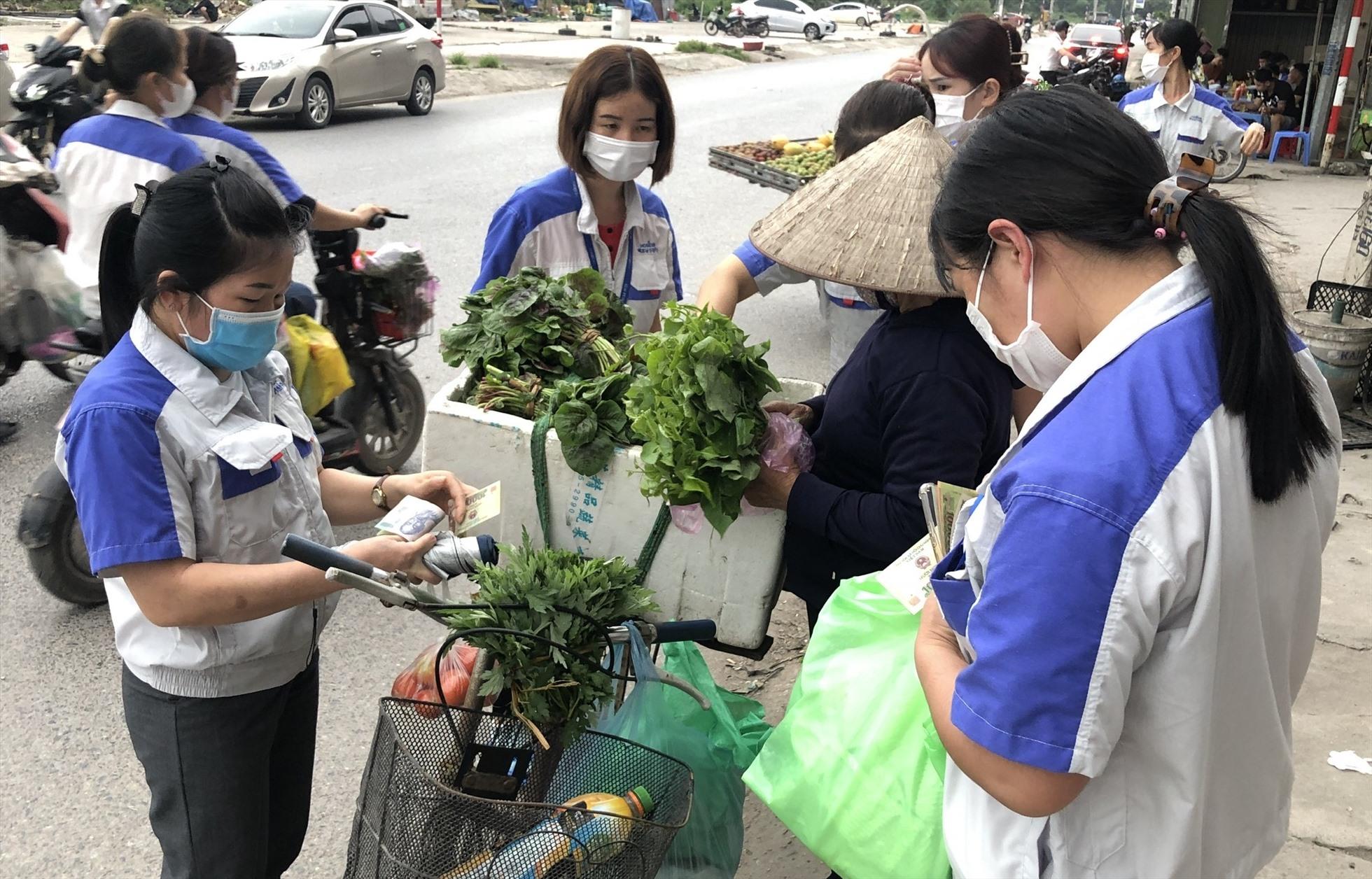 Công nhân cần được khám chữa bệnh bảo hiểm y tế ngoài giờ hành chính