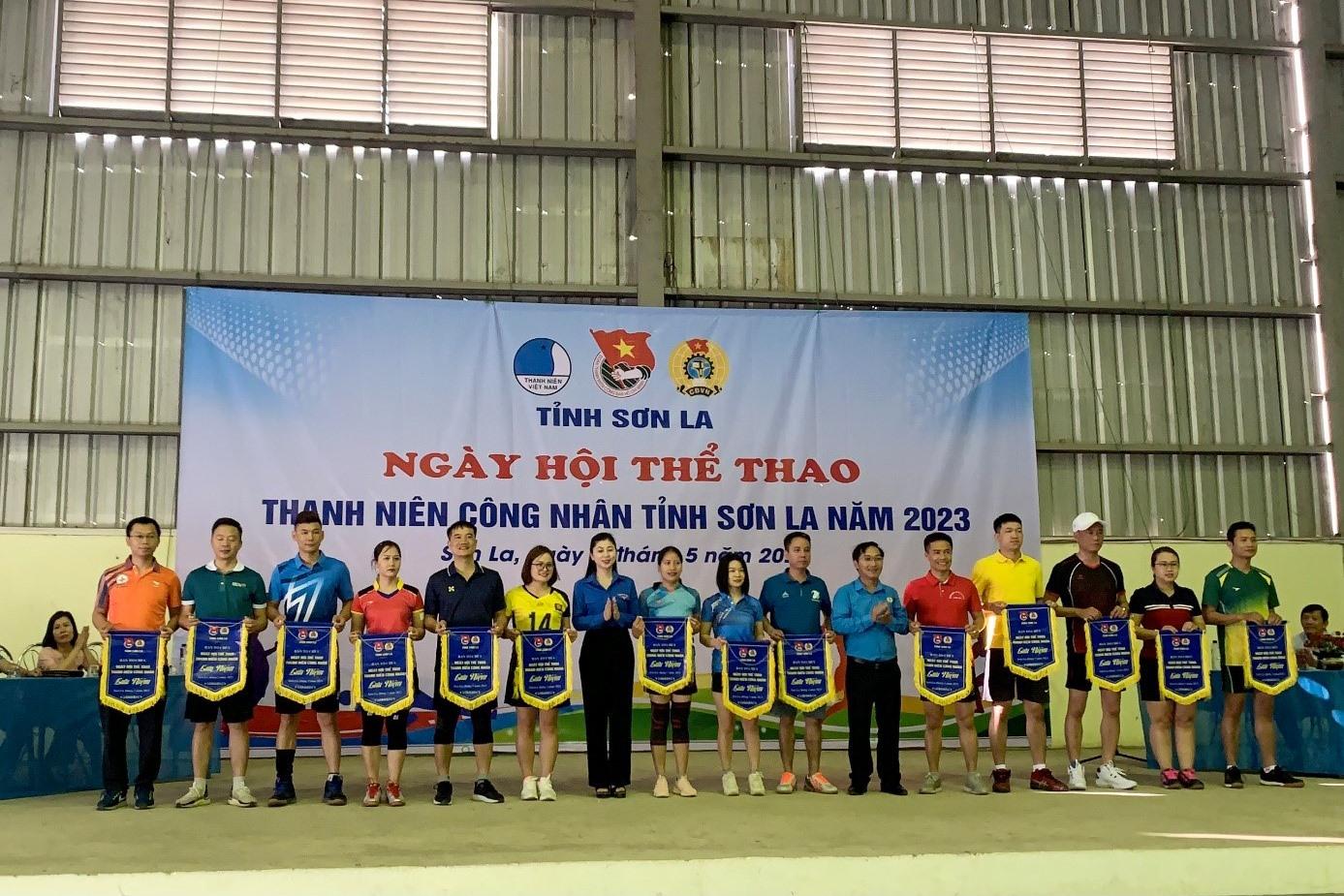 Phần nhận giải của các đội thi. Ảnh: MN.