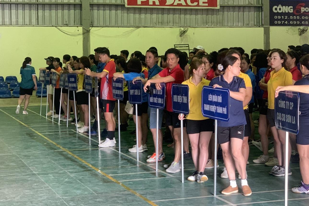 Ngày hội quy tụ 14 đội thi, hơn 100 vận động viên. Ảnh: MN.
