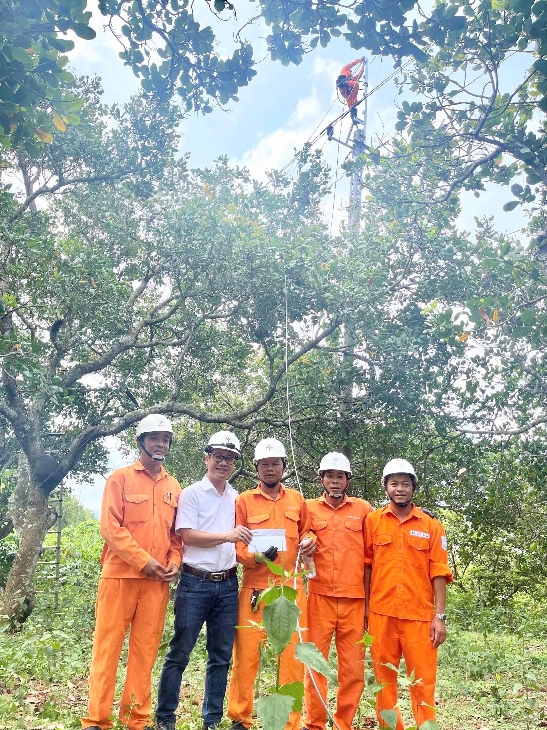 Ông Nguyễn Ngọc Ánh – Bí thư Đảng ủy- Giám đốc Công ty thăm hỏi, động viên người lao động tại hiện trường trong những ngày nắng nóng cao điểm.