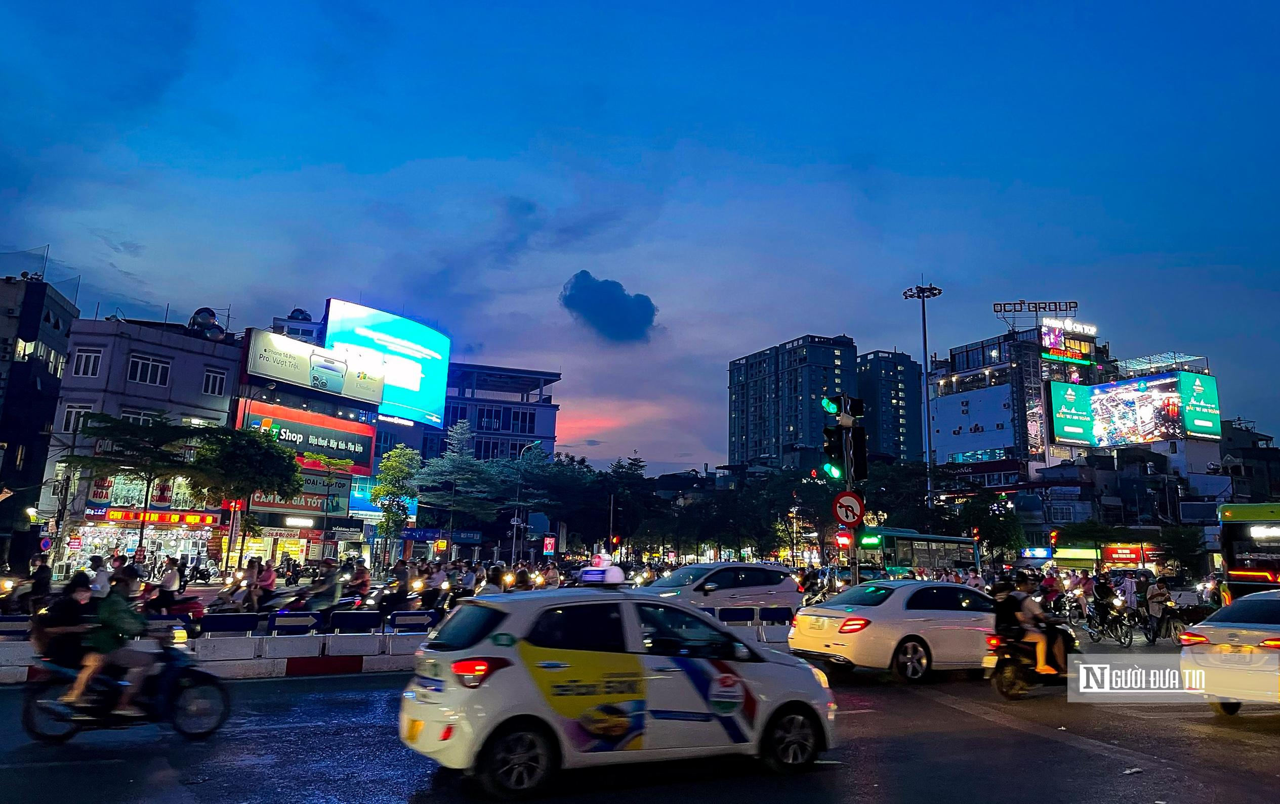 Dân sinh - Hà Nội: Nhiều tuyến đường, tòa nhà tối sầm vì cắt giảm tiêu thụ điện