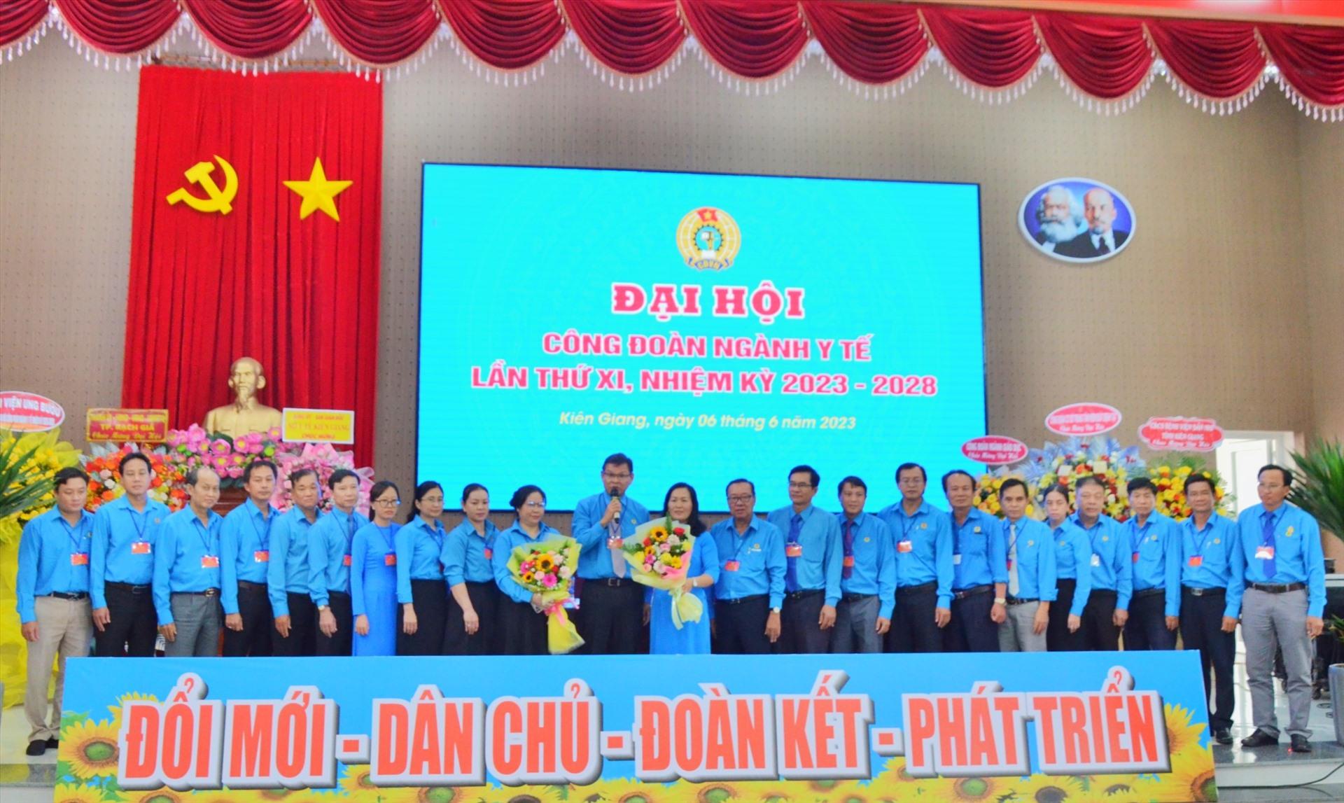 Ban chấp hành Công đoàn ngành y tế Kiên Giang nhiệm kỳ mới ra mắt Đại hội. Ảnh: LĐLĐ Kiên Giang