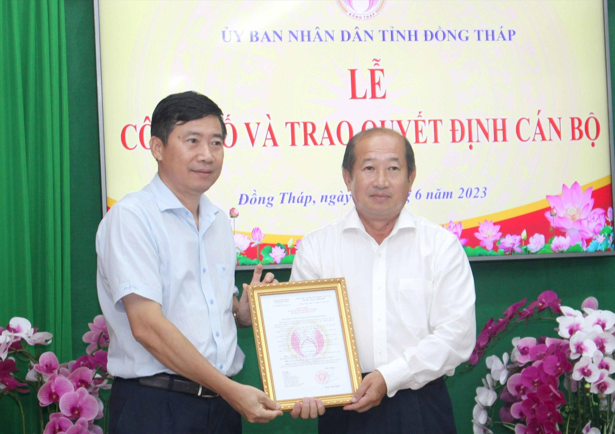 Ông Phạm Thiện Nghĩa (trái) Chủ tịch UBND tỉnh Đồng Tháp trao quyết định giữ chức danh Giám đốc Sở Y tế tỉnh Đồng Tháp cho ông Đoàn Tấn Bửu. Ảnh: Phước Lộc