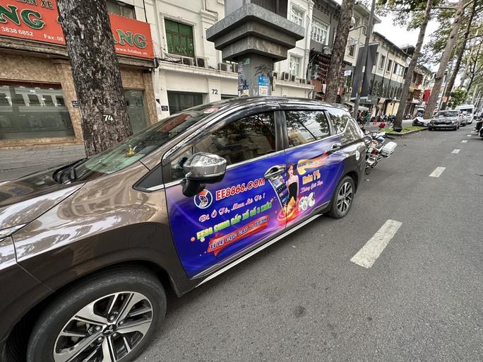 TP HCM: Nhiều taxi mang trên thân hình ảnh sai, trái thuần phong mỹ tục - Ảnh 3.