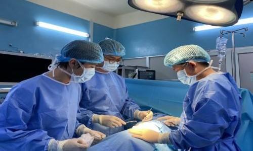 540x335-02-bs-nguyen-hoang-luong-giua-cung-ekip-chuan-bi-phau-thuat-cho-mot-nguoi-benh-tai-benh-vien-binh-dan-5337.jpg (500×300)