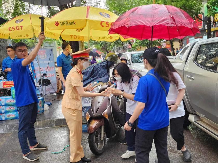 Sáng nay không thí sinh nào ở Hà Nội lỡ thi vì lý do giao thông ảnh 11