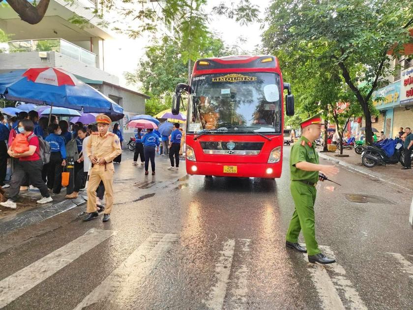 Sáng nay không thí sinh nào ở Hà Nội lỡ thi vì lý do giao thông ảnh 1