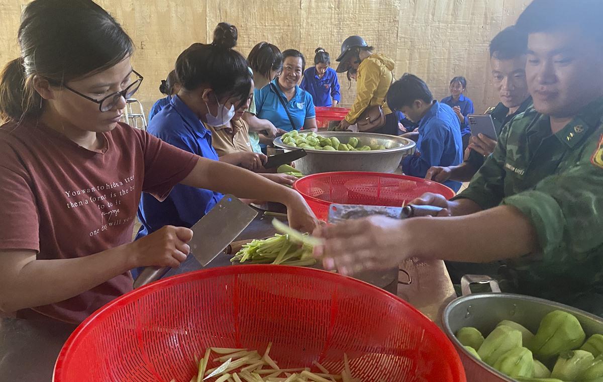 Ngoài hơn 200 tình nguyện viên tham gia công tác hậu cần, chương trình tiếp sức mùa thi còn nhận được sự chung tay của nhiều bậc phụ huynh và các tổ chức đoàn thể.