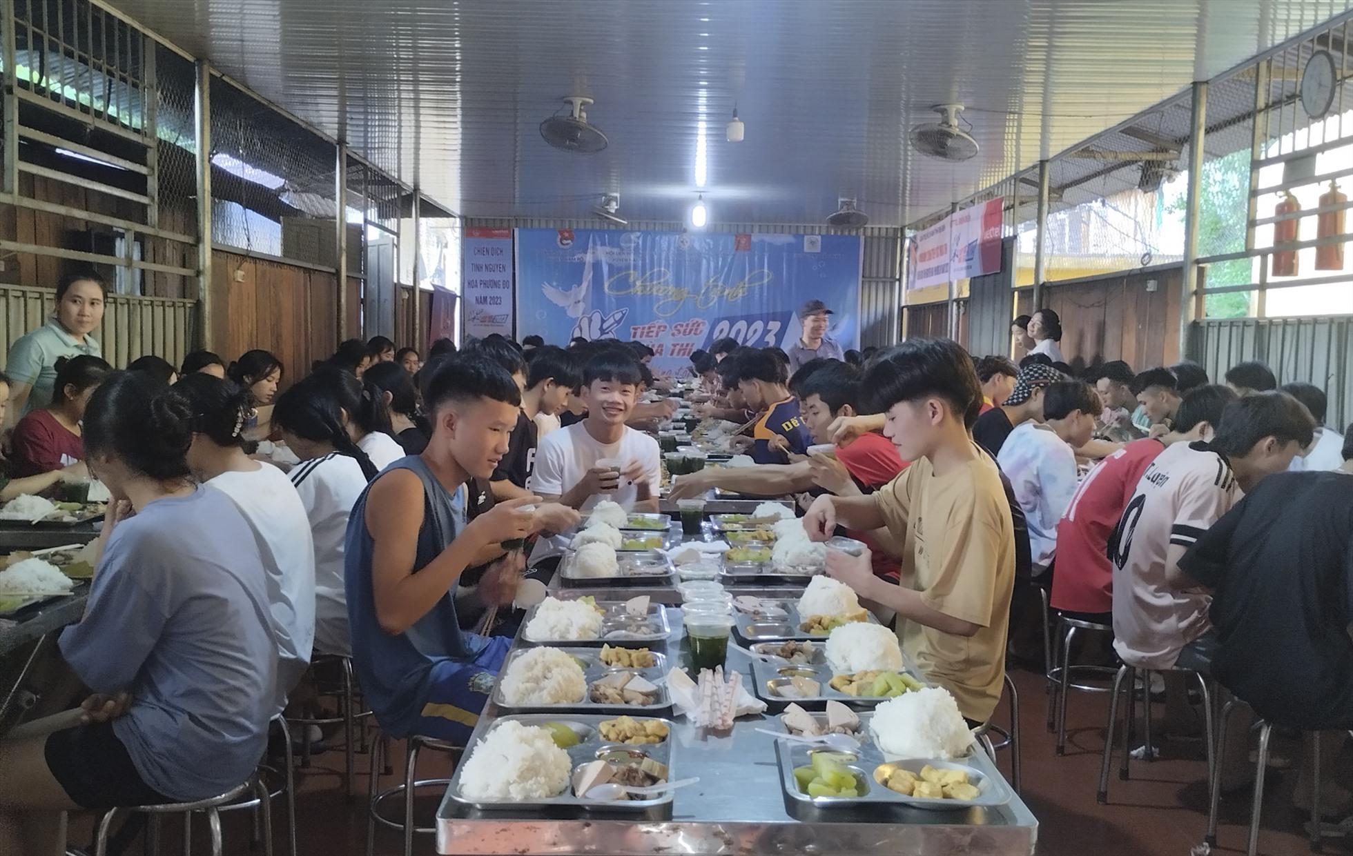 Nậm Pồ là huyện biên giới nghèo nhất của tỉnh Điện Biên với phần lớn các hộ gia đình là đồng bào dân tộc thiểu số có đời sống khó khăn, chủ yếu là hộ nghèo và cận nghèo.