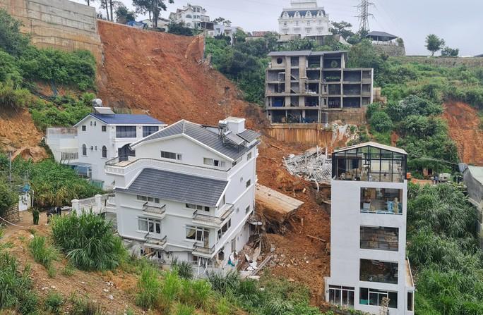 Sạt lở nghiêm trọng vừa xảy ra ở Đà Lạt, khẩn trương tìm người mất tích - Ảnh 1.