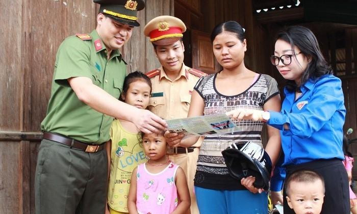 Cẩm nang hỗ trợ và bảo vệ phụ nữ bị bạo lực, mua bán | Báo Pháp luật Việt  Nam điện tử
