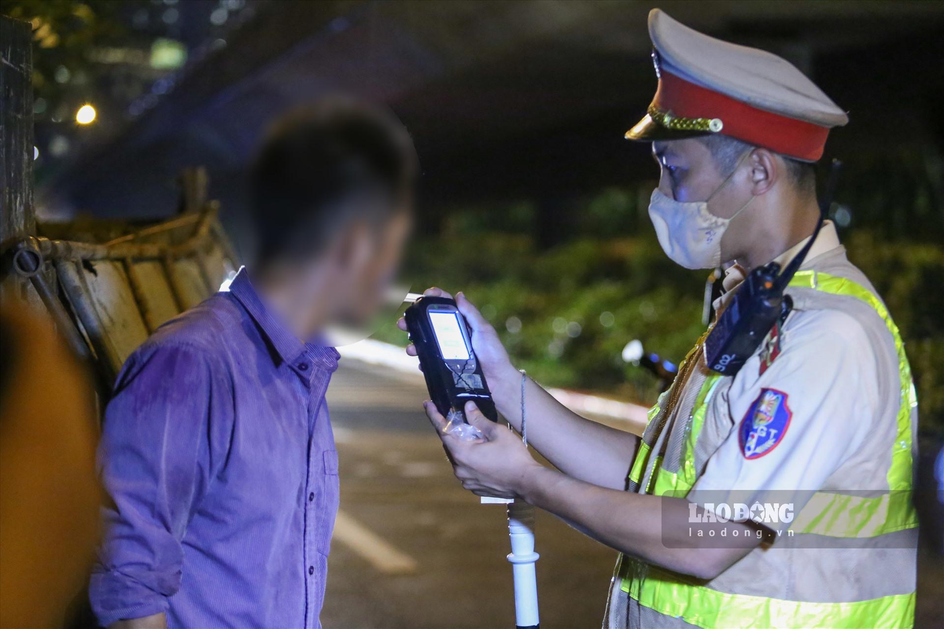 “4h sáng nay tôi cùng anh em đồng nghiệp đi làm về đã đi ăn sáng và có uống 2 lon bia. Sau khi uống xong tôi về nhà ngủ. Có lẽ do không vận động gì nên nồng độ cồn không kịp đào thải hết ra ngoài.” - anh B.N.S, tài xế xe tải cho hay.