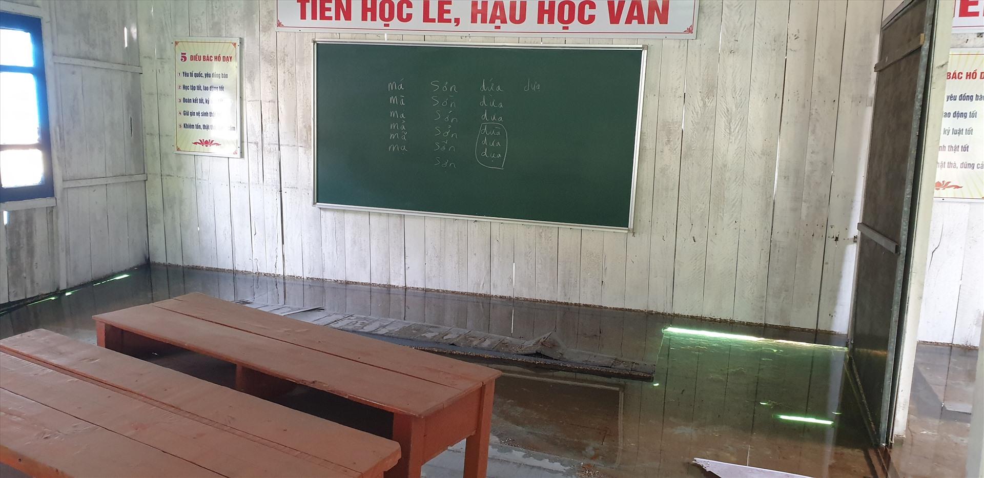 Nước biển tràn vào bên trong khu bảo tồn lớp học nổi. Ảnh: Nguyễn Hùng