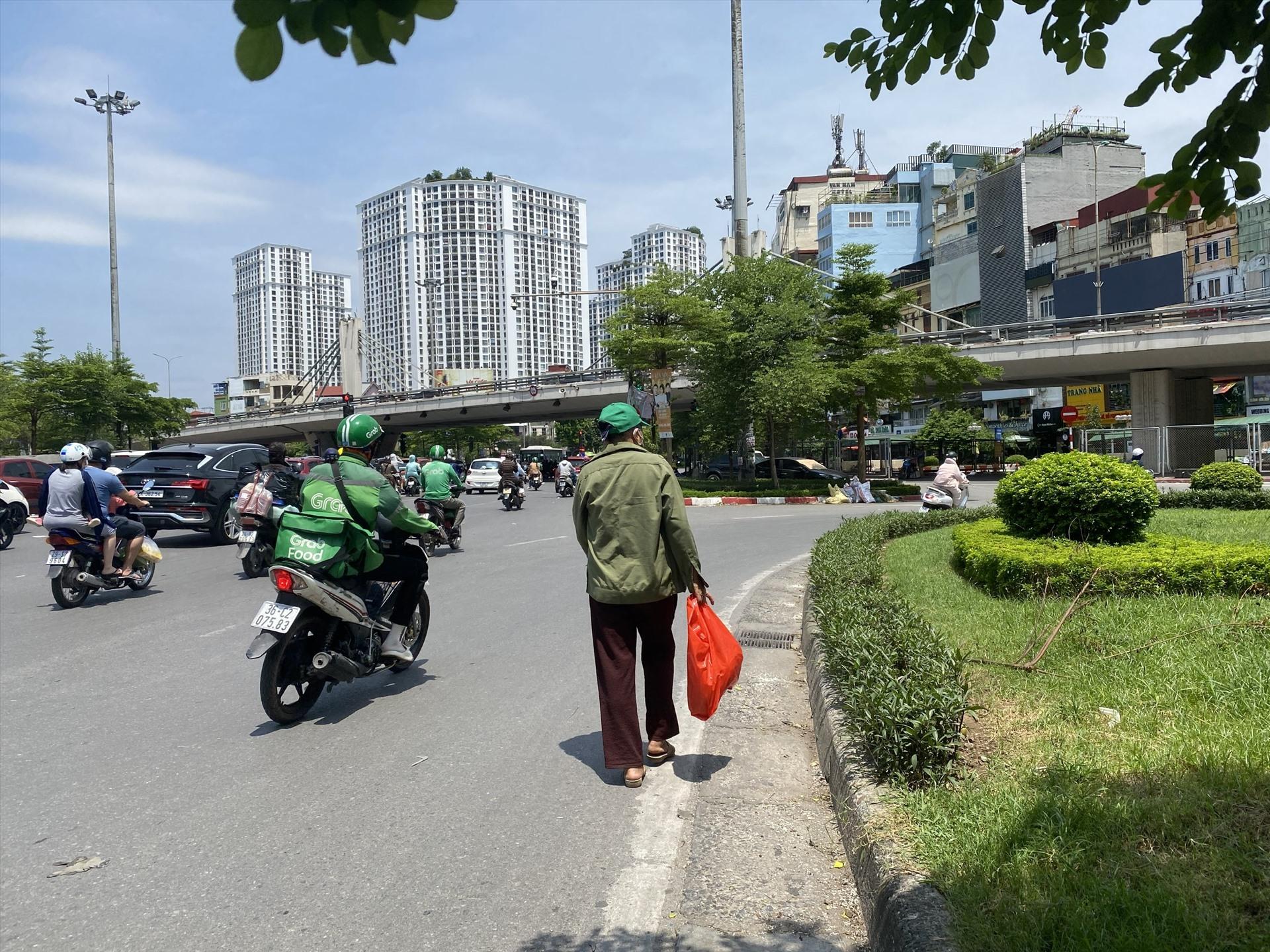 Thay vì sử dụng hầm đi bộ, người dân vẫn chọn đi trên đường để tiết kiệm thời gian. Ảnh: Vĩnh Hoàng