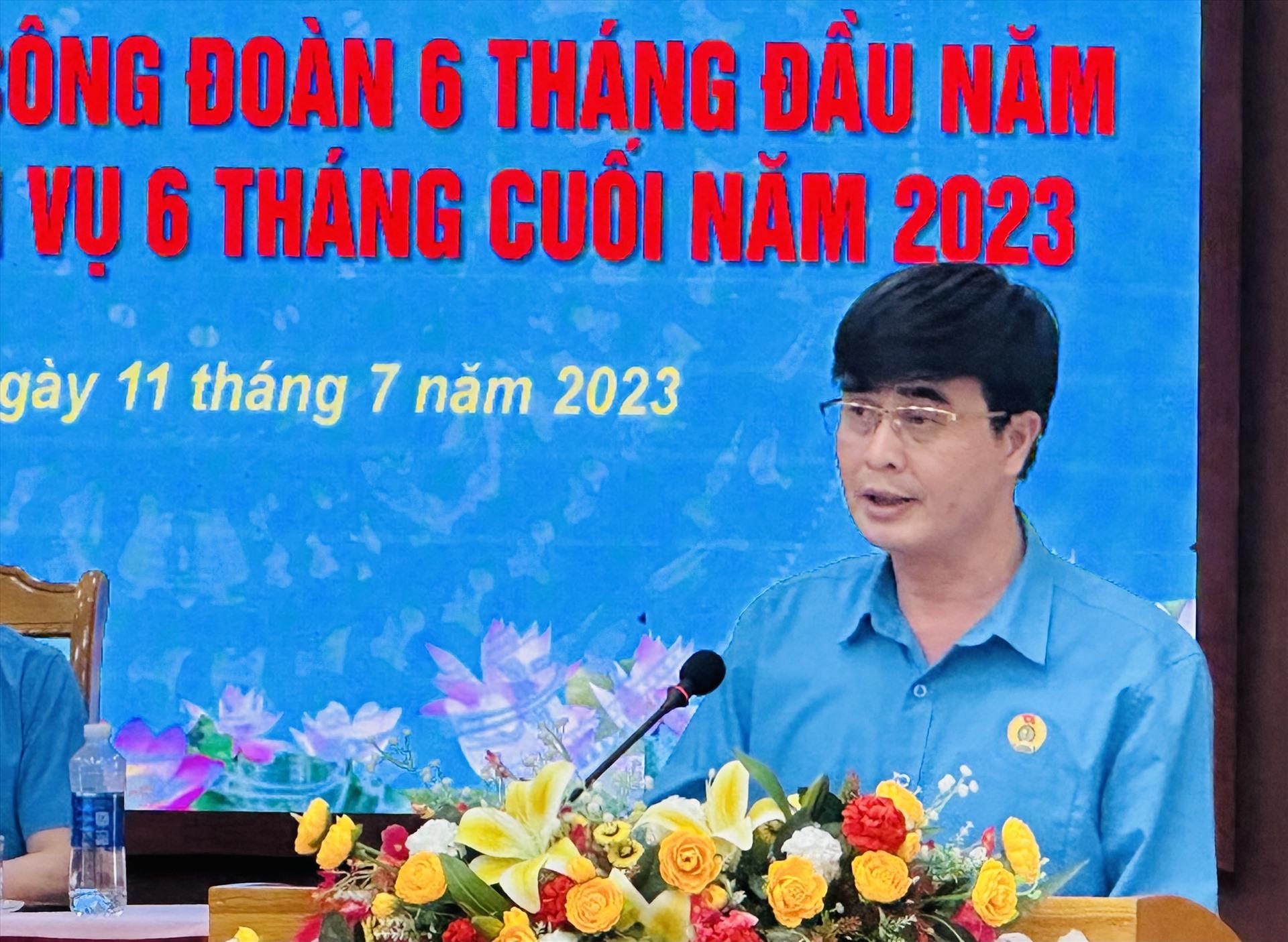 Chủ tịch LĐLĐ huyện Tuyên Hoá phát biểu ý kiến tham luận tại Hội nghị. Ảnh: Lê Phi Long