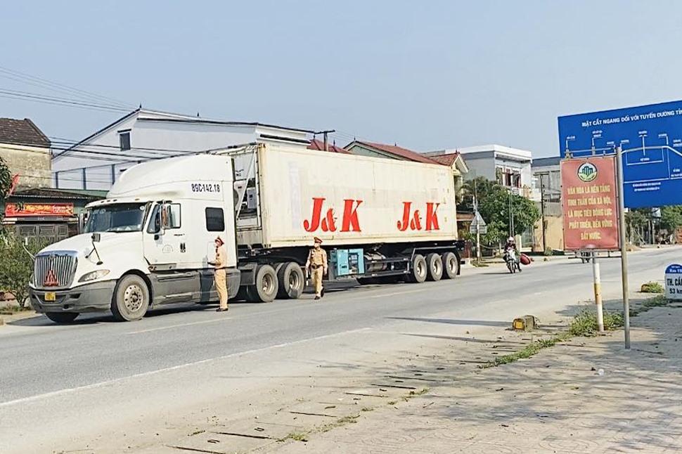 Hà Tĩnh tổng kiểm soát xe khách, xe container