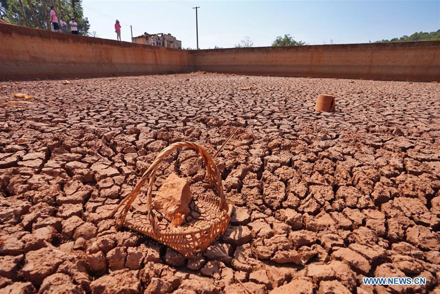 Ao cạn trơ đáy ở tỉnh Vân Nam, Trung Quốc, ngày 17.5.2019. Ảnh: Xinhua