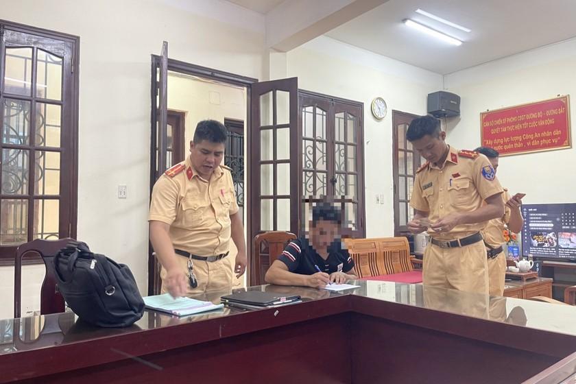 phong-canh-sat-giao-thong-duong-bo-duong-sat-lap-bien-ban-xu-phat-lai-xe-phl-198.jpg (840×560)