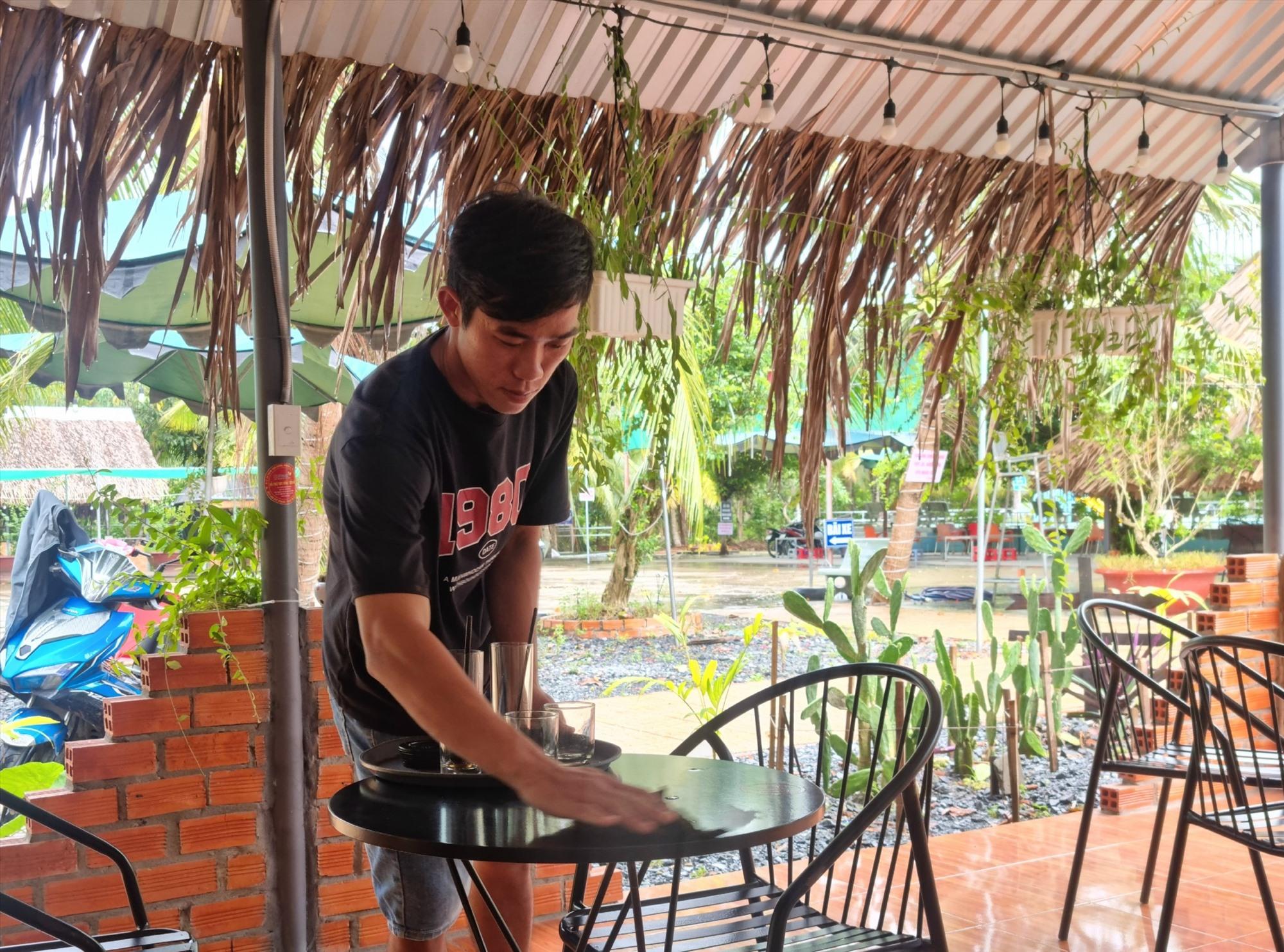 Nhiều người chọn lao động tự do để có việc làm trong thời gian khó xin việc làm mới. Ảnh: Hoàng Lộc