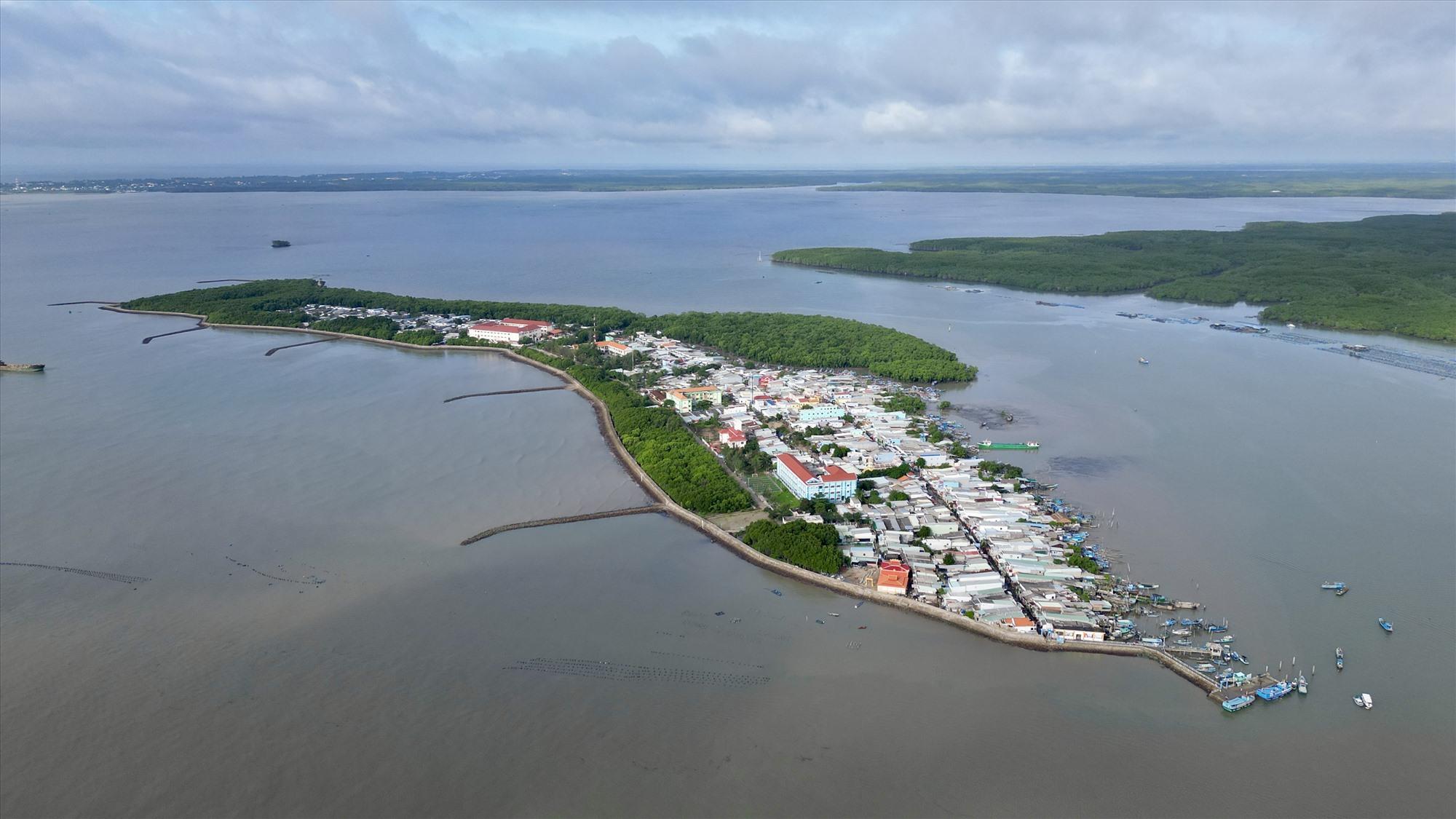 Cần Giờ là huyện duy nhất thuộc TP. HCM giáp biển, cách trung tâm thành phố khoảng 50 km. Không chỉ nổi tiếng bởi những địa điểm du lịch nổi tiếng, Cần Giờ còn hấp dẫn du khách bởi những con đường “đẹp quên lối về”.