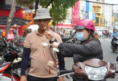 Chị Ngọc Mai (Quận 6) cho biết, đang trên đường  Đi mua lồng đèn cho em bé, 1 bé 5 tuổi 1 bé 3 tuổi. Mua 2 lồng đèn giá 70.000. Đi ngang thấy trưng bày nên tiện mua cho 2 bé