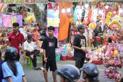 Tại một số cửa hàng, nhân viên tràn ra bên lề đường để mời khách.