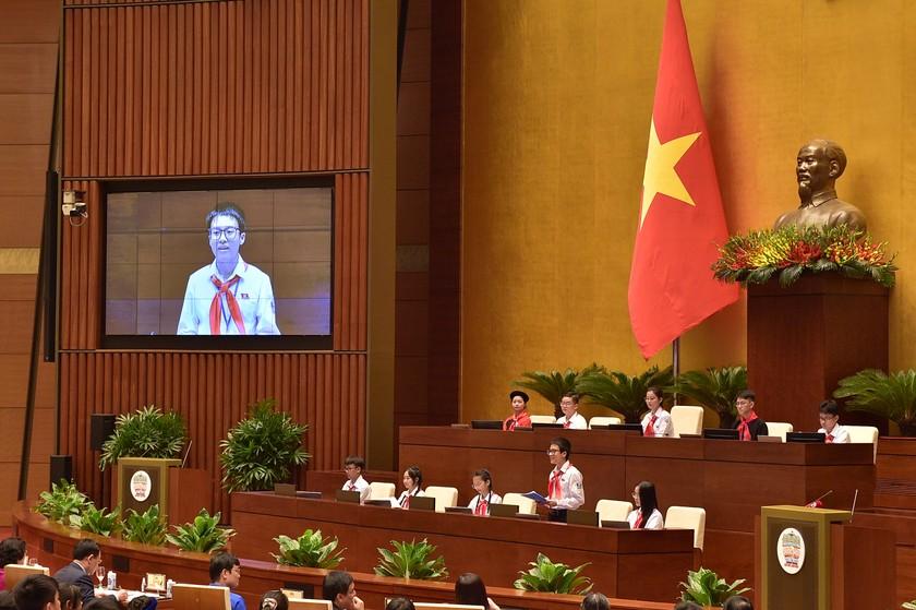 phien-hop-gia-dinh-quoc-hoi-tre-em-lan-dau-tien-duoc-to-chuc-nam-2023-voi-su-tham-gia-cua-263-dai-bieu-thieu-nhi-tu-63-tinh-thanh-tren-ca-nuoc-1-802.jpg (840×559)