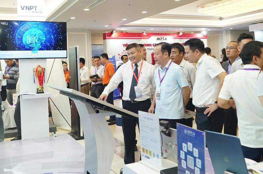 Các đại biểu tham quan và trải nghiệm các giải pháp số của VNPT. ảnh 1 Các đại biểu tham quan và trải nghiệm các giải pháp số của VNPT. ảnh 1