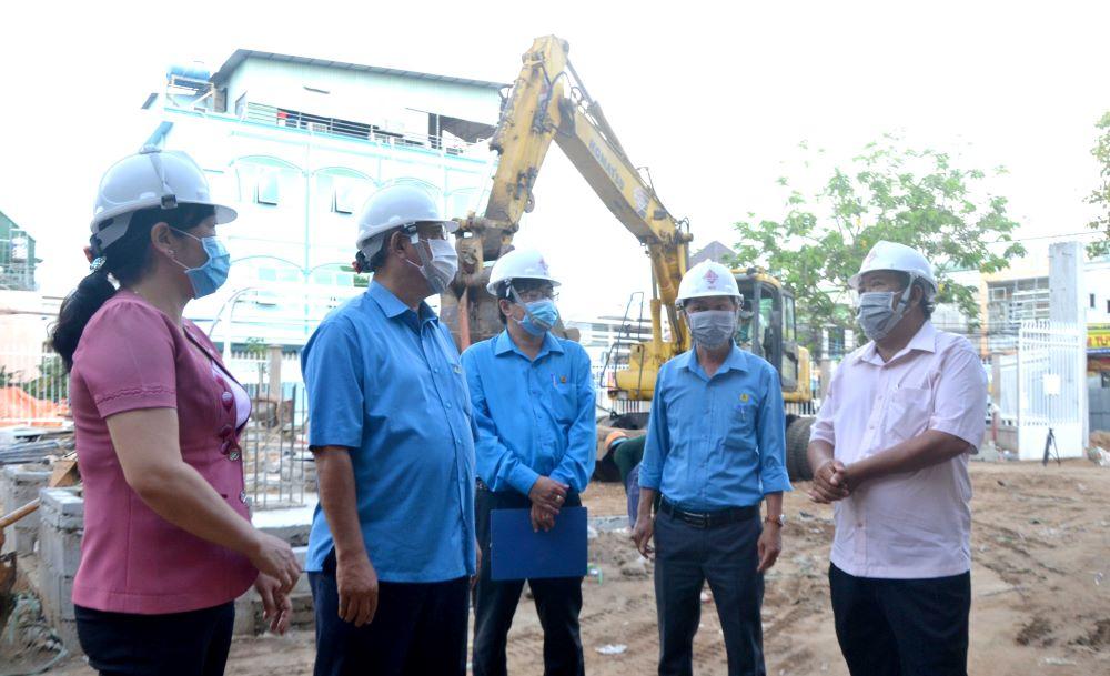 Lãnh đạo LĐLĐ tỉnh An Giang trong lần trực tiếp đến công trình thăm hỏi người lao động Cty CP Xây lắp An Giang. Ảnh: Lâm Điền