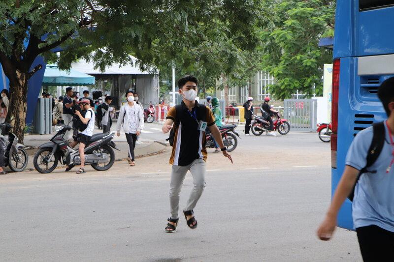 Với nhiều sinh viên, việc đi học bằng xe buýt đã trở thành nỗi ám ảnh trong nhiều năm học. “Những hôm dậy muộn không thể chen chân lên xe buýt được, lúc ấy phải đợi chuyến sau nhưng khả năng trễ học là rất cao. Nên cứ hôm nào phải học sáng là em lại thấy 'oải' vì phải dậy sớm cho kịp buýt” - Nguyễn Minh Đức, Sinh viên trường Đại học Công nghệ Thông tin cho biết.