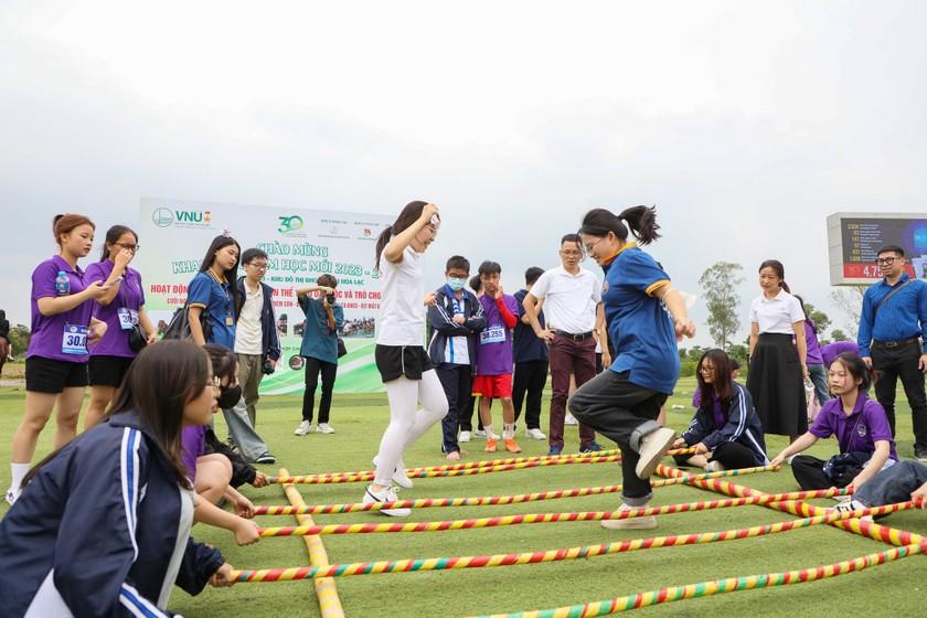 Sinh viên thích thú nhảy sạp trong lễ khai giảng. Ảnh: Vietnamnet ảnh 2 Sinh viên thích thú nhảy sạp trong lễ khai giảng. Ảnh: Vietnamnet ảnh 2