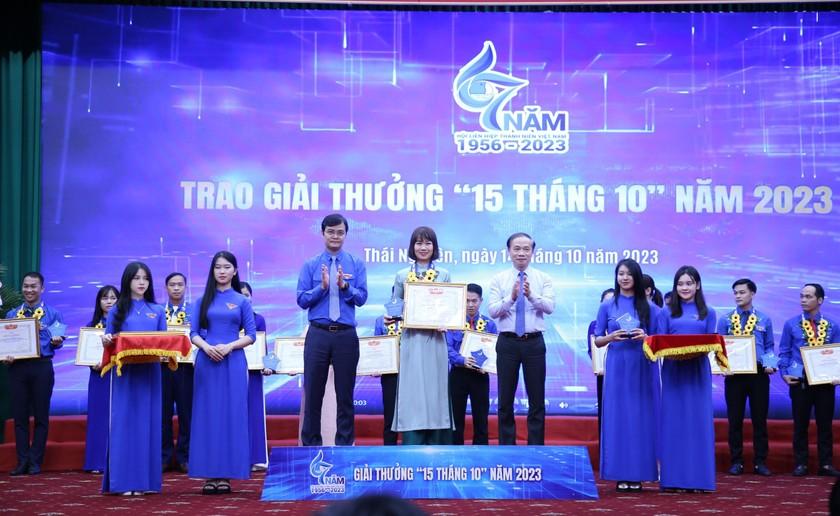 ong-pham-tat-thang-pho-truong-ban-thuong-truc-ban-dan-van-trung-uong-va-ong-bui-quang-huy-bi-thu-thu-nhat-trung-uong-doan-trao-giiar-thuong-15-thang-muoi-cho-cac-hoi-vien-xuat-sac-anh-dang-hai-292.jpg (840×516)