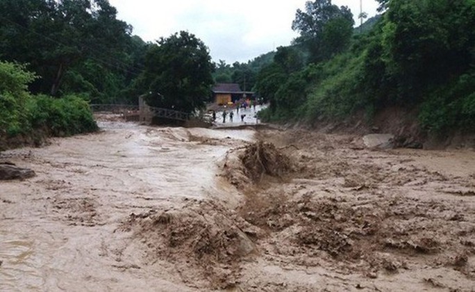 Mưa to đe doạ ngập lụt, lũ quét ở nhiều địa phương Trung Bộ - Ảnh 1.