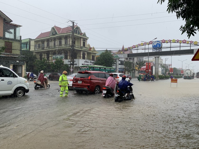 Lực lượng chức năng dựng biển cảnh báo và hướng dẫn phương tiện tham gia giao thông. Ảnh: CTV