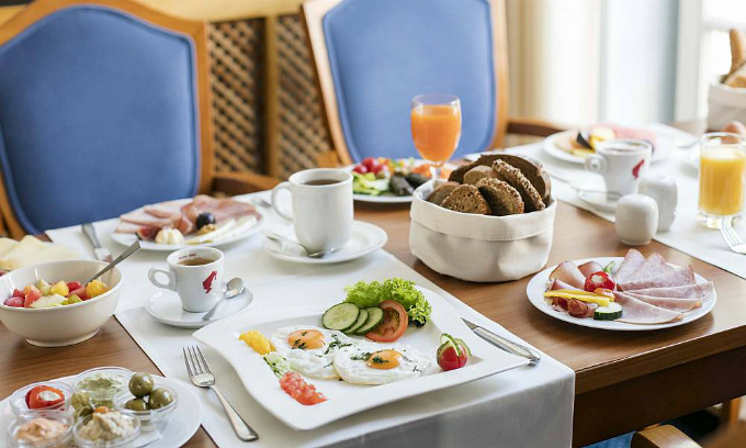 Đời sống - Vì sao khách sạn thường phục vụ buffet sáng miễn phí?