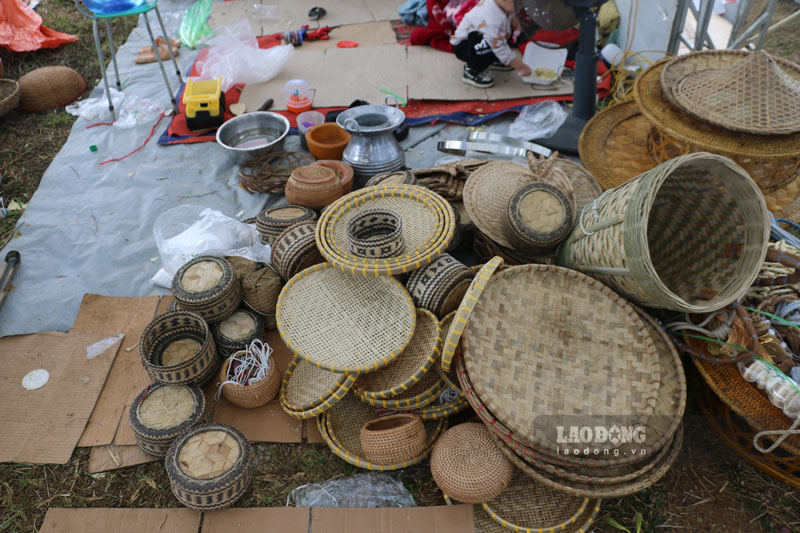 Những mặt hàng thủ công, mây tre đan truyền thống, gắn với đời sống sinh hoạt của đồng bào các dân tộc thiểu số trong tỉnh cũng được trưng bày tại hội chợ. Ảnh: Đinh Đại